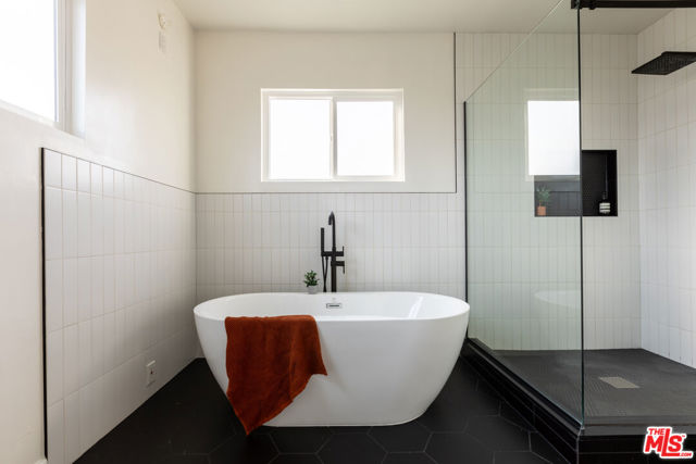 5018 Valleydale Avenue, Los Angeles CA: https://media.crmls.org/mediaz/45f45d43-618e-4484-9872-3ffbbe195049.jpg