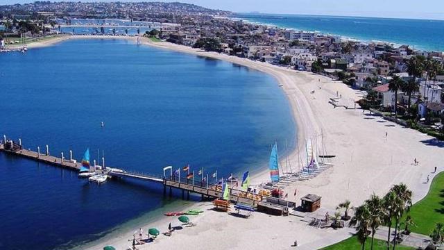 4135 Fanuel St, Pacific Beach (San Diego) CA: https://media.crmls.org/mediaz/45f49b93-6c57-4363-8e47-2865ba6369b3.jpg