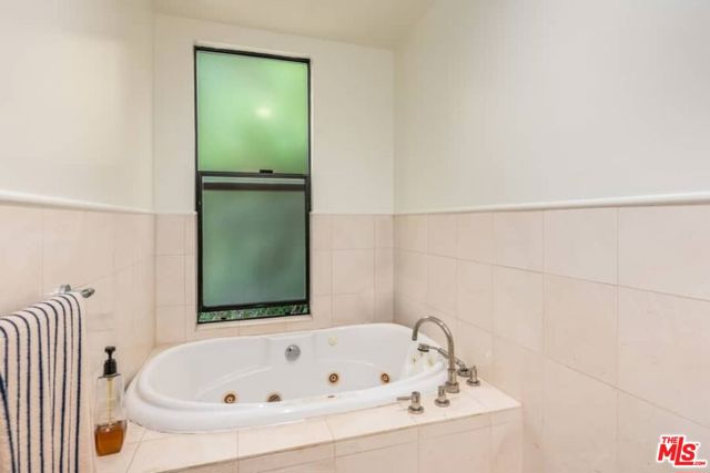 2415 Laurel Pass / Bypass, Los Angeles CA: https://media.crmls.org/mediaz/45f4b526-2e6c-4584-84e2-27e1ec1dd726.jpg