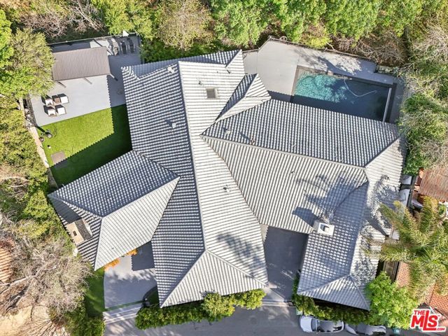 4900 Queen Victoria Road, Woodland Hills CA: https://media.crmls.org/mediaz/45f655c5-61f1-4d25-8a08-b1738b176535.jpg