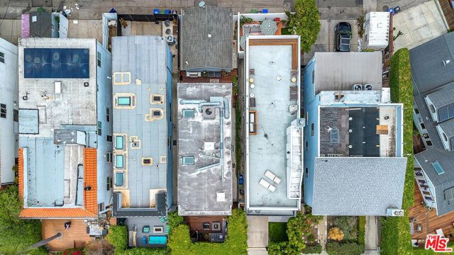 749 Oxford Ave Avenue, Venice CA: https://media.crmls.org/mediaz/45f83515-c1e5-4f75-b88b-a65329a293da.jpg