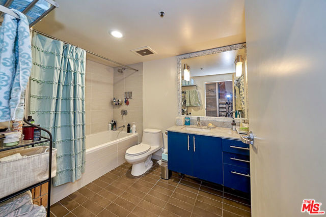 530 S Hewitt Street, Los Angeles CA: https://media.crmls.org/mediaz/45f855b7-34f7-4851-bef7-a38e3cfe5872.jpg