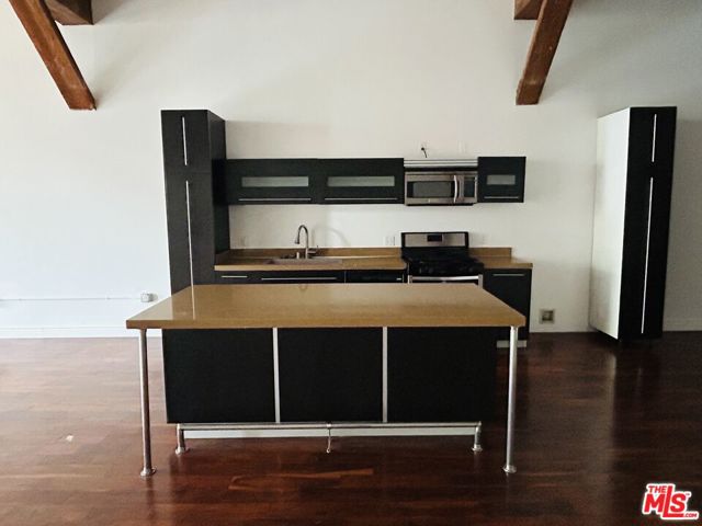 652 Mateo Street, Los Angeles CA: https://media.crmls.org/mediaz/45fbf4da-2f52-4527-a4a4-b4410089cf86.jpg