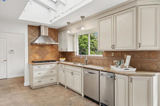 375 Montecillo Dr, Walnut Creek CA: https://media.crmls.org/mediaz/45fd7699-ccc9-46d3-9d0a-c15d79516b34.jpg