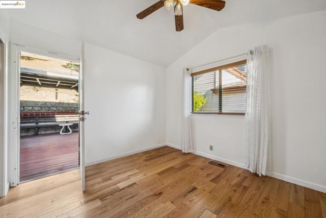 9090 Castlewood St, Oakland CA: https://media.crmls.org/mediaz/45fe6b0a-25fb-4c92-88fe-2af9e900b297.jpg