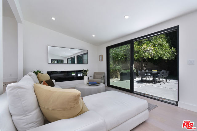 15431 Milbank Street, Encino CA: https://media.crmls.org/mediaz/46008129-4d58-4a91-b749-248df24bacb1.jpg