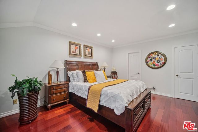 9520 Via Tivoli, Burbank CA: https://media.crmls.org/mediaz/460087f7-e03f-455a-ada5-7e8e72f83afb.jpg