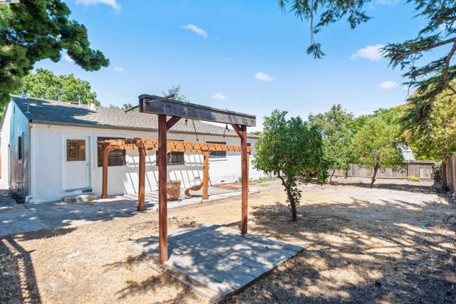 2948 Glenside Dr, Concord CA: https://media.crmls.org/mediaz/46029180-109b-4cbe-b416-8f9e1fa99b4f.jpg