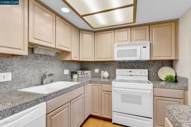 1200 Canyonwood Ct, Walnut Creek CA: https://media.crmls.org/mediaz/4603afe1-449c-4fe3-a287-e8533971f771.jpg