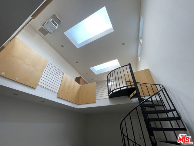 555 Rose Avenue, Venice CA: https://media.crmls.org/mediaz/4603b112-36ef-492e-b836-fad7ac478d40.jpg