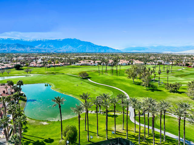 450 Desert Falls N Drive, Palm Desert CA: https://media.crmls.org/mediaz/4603c568-8609-4457-a5ff-5ff8154fe74e.jpg