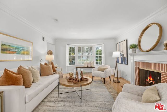 135 N Canyon View Drive, Los Angeles CA: https://media.crmls.org/mediaz/4605b07a-8fc4-49c8-a0a5-f8ae115c1b40.jpg