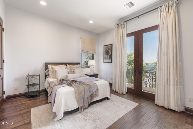 2330 Crystal Lane, Pasadena CA: https://media.crmls.org/mediaz/460637cf-b807-498a-b0d2-9c8926164255.jpg