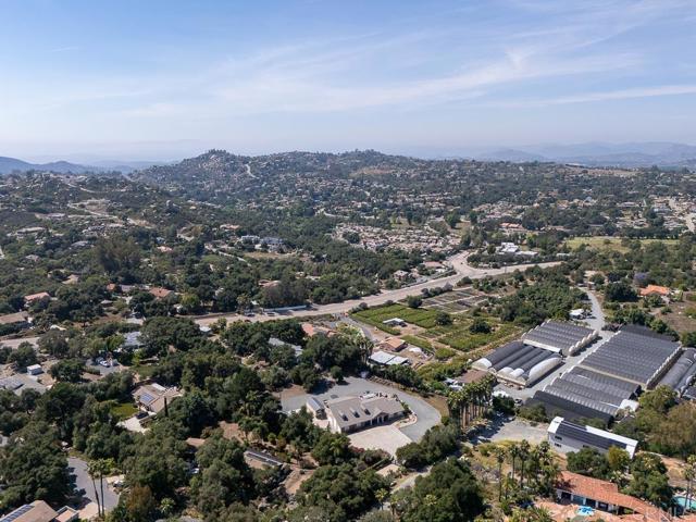 10166 Rancho Roble Rd., Escondido CA: https://media.crmls.org/mediaz/4606f26d-54ea-45b3-82cf-7d5a57ee1486.jpg