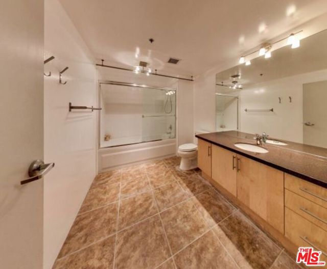 330 W 11th Street, Los Angeles CA: https://media.crmls.org/mediaz/4607379a-ee30-4816-8611-df67dc735241.jpg