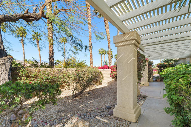 2 Vistara Drive, Rancho Mirage CA: https://media.crmls.org/mediaz/46074c74-3fc2-4623-91e0-09b27a488ad5.jpg
