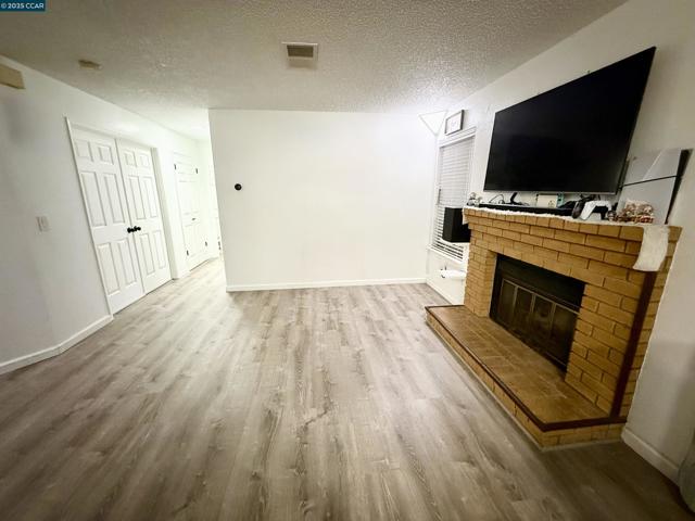 405 405 Weymouth, Hercules CA: https://media.crmls.org/mediaz/4607a5e9-a3a9-479a-b063-5c8807795275.jpg