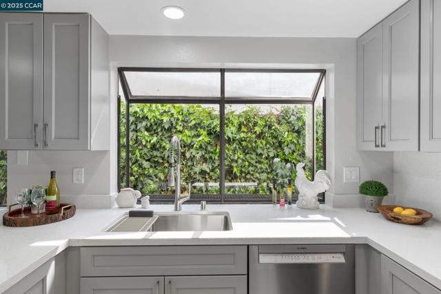 4360 Peregrine Way, Fremont CA: https://media.crmls.org/mediaz/4608f16f-bb68-4755-b265-1b3dcc2b130c.jpg