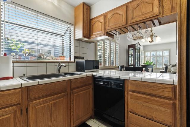 923 90Th Ave, Oakland CA: https://media.crmls.org/mediaz/4609e4be-62c7-4a28-ae23-147c1db356a3.jpg