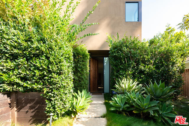 848 Milwood Avenue, Venice CA: https://media.crmls.org/mediaz/460a0a8c-b432-4f69-8c85-40bd561cf68e.jpg