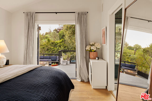 8556 Ridpath Drive, Los Angeles CA: https://media.crmls.org/mediaz/460a17d7-2133-4a2c-8c28-0aee48d48fa3.jpg