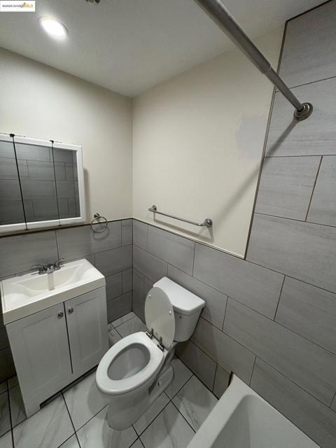 3020 35th Avenue, Oakland CA: https://media.crmls.org/mediaz/460a64f1-4c51-4533-aed3-b24af6ff583f.jpg