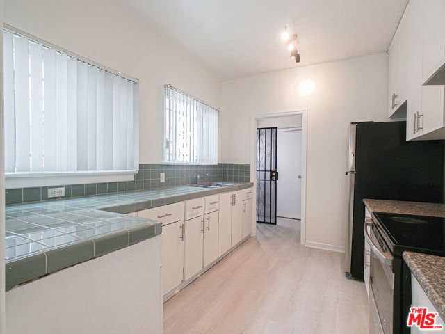 336 S Wilton Place, Los Angeles CA: https://media.crmls.org/mediaz/460aeb56-0e12-4143-aa3a-e77e2ef154cc.jpg