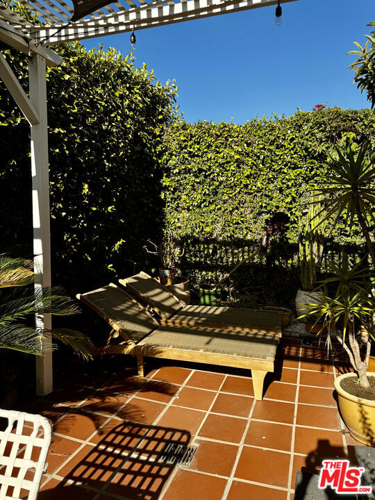 7257 Oakwood Avenue, Los Angeles CA: https://media.crmls.org/mediaz/460baf87-ec5b-4b92-a0ee-d4f4c1fead1b.jpg