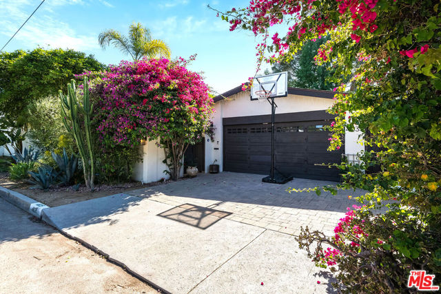 4635 Bellflower Avenue, North Hollywood CA: https://media.crmls.org/mediaz/460c993b-d00a-45d2-81cd-bc992ad905c7.jpg