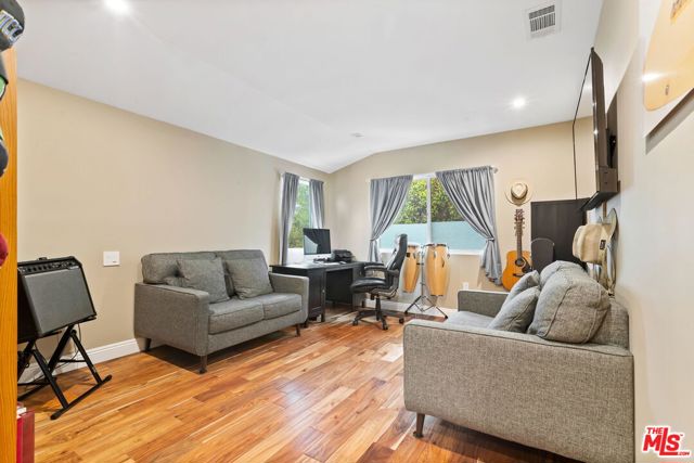 436 Levering Avenue, Los Angeles CA: https://media.crmls.org/mediaz/460cde27-4287-464f-b94d-7f7e0d1c802d.jpg