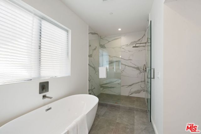12614 Venice Boulevard, Los Angeles CA: https://media.crmls.org/mediaz/460d0e31-7f2a-4974-a573-4ddf80ec2552.jpg