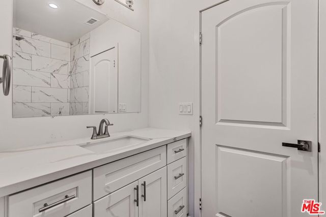 1622 W 66th Street, Los Angeles CA: https://media.crmls.org/mediaz/460daa50-1300-4553-bc25-87fac7635a61.jpg
