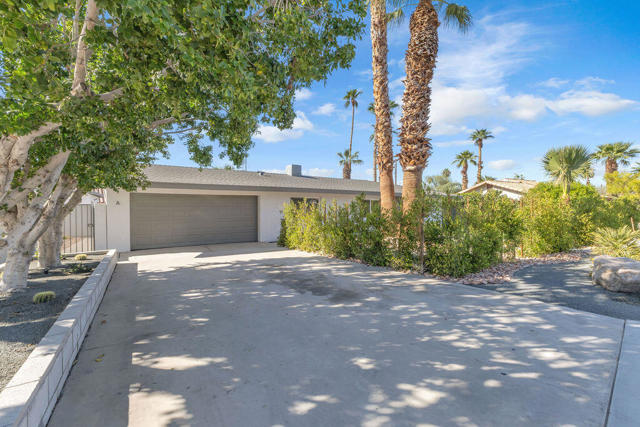 44635 San Carlos Avenue, Palm Desert CA: https://media.crmls.org/mediaz/460e9681-b4c7-4d3e-85eb-b9b9e6d94c21.jpg