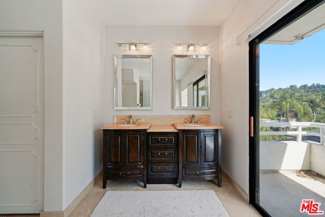 15656 Crownridge Place, Sherman Oaks CA: https://media.crmls.org/mediaz/460f4d18-86d4-4922-99f8-5b13cedf6a13.jpg