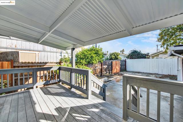 1232 78Th Ave, Oakland CA: https://media.crmls.org/mediaz/460ffe46-b2bf-4e47-8690-89855a8cc49c.jpg