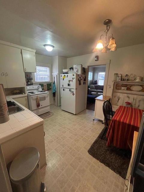 612 Central Avenue, Salinas CA: https://media.crmls.org/mediaz/4610cb3d-3da1-4320-8c2b-a5be1c3f2c56.jpg