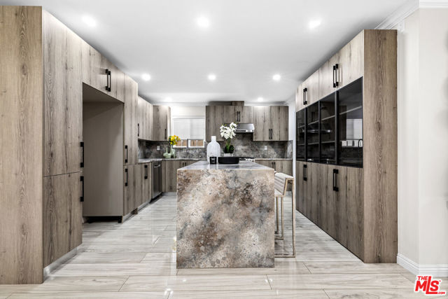 8557 Norwich Avenue, North Hills CA: https://media.crmls.org/mediaz/4610cf8f-32a5-4614-a818-bda184fec77a.jpg