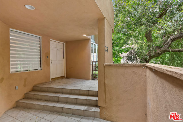 18730 Hatteras Street, Tarzana CA: https://media.crmls.org/mediaz/461192cd-729b-4364-8da4-b059a551faad.jpg