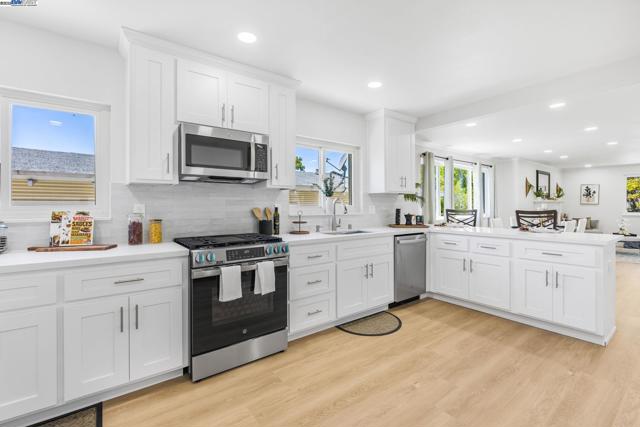 3914 Laguna Ave, Oakland CA: https://media.crmls.org/mediaz/46127eee-3bf1-4654-99a9-ba11509c5654.jpg