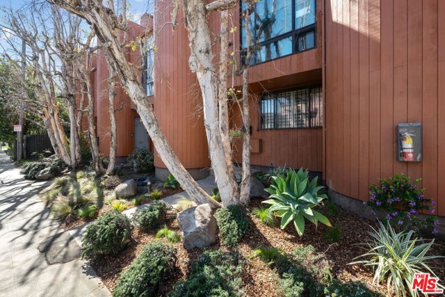 2108 Neilson Way, Santa Monica CA: https://media.crmls.org/mediaz/4612949c-145b-44f8-b532-bd2bfeb5ea23.jpg