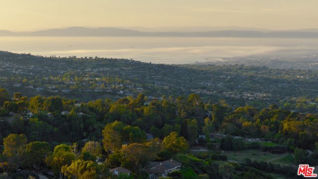 4 Buckboard Lane, Rolling Hills CA: https://media.crmls.org/mediaz/46129fad-0154-436e-8905-a970bd39800a.jpg