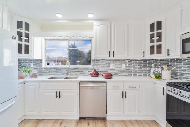 240 Daphne Way, East Palo Alto CA: https://media.crmls.org/mediaz/46139775-21d4-4984-8071-de2c3b5dd344.jpg
