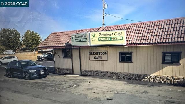 8500 Brentwood Blvd, Brentwood CA: https://media.crmls.org/mediaz/46139f87-ad9f-4376-92dd-b5cdfe7ad77d.jpg