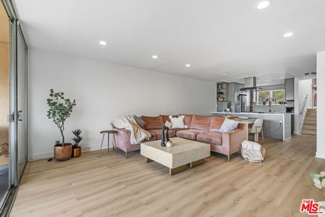 4553 Don Ricardo Drive, Los Angeles CA: https://media.crmls.org/mediaz/4613abdb-741e-43c9-91b1-05842673e48c.jpg
