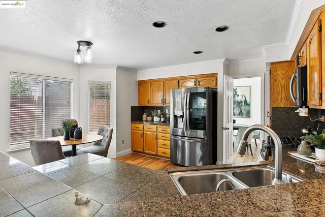 20 Goldmeadow Ct, Brentwood CA: https://media.crmls.org/mediaz/46144bf9-4c5e-46e2-970e-667cc8da60ef.jpg