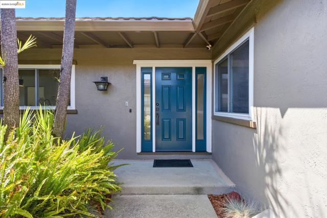 7927 Phaeton Dr, Oakland CA: https://media.crmls.org/mediaz/4614a796-2cb5-4f48-94e0-3b8a168d3a05.jpg
