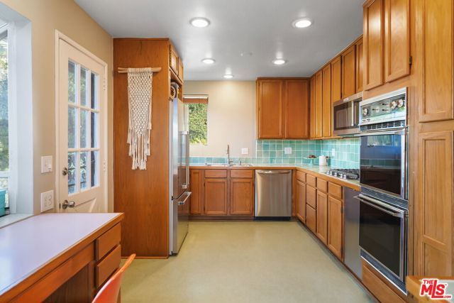 1313 Corona Drive, Glendale CA: https://media.crmls.org/mediaz/4614d713-6233-41a9-92e4-d8d276ad3808.jpg