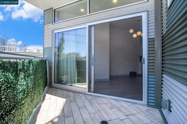 410 Webster St #1, Oakland CA: https://media.crmls.org/mediaz/4615242e-c24b-4ff1-a313-17637620857b.jpg