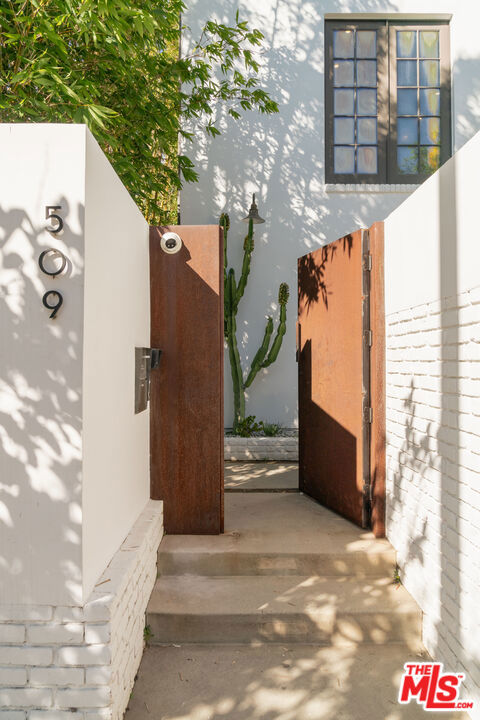 509 Santa Clara Avenue, Venice CA: https://media.crmls.org/mediaz/461641b1-f8e5-413d-8927-8ac1d4e94f15.jpg