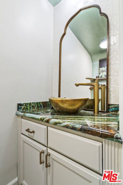 4553 Don Ricardo Drive, Los Angeles CA: https://media.crmls.org/mediaz/46175b5f-68ce-4353-9a96-788171b3dbbd.jpg